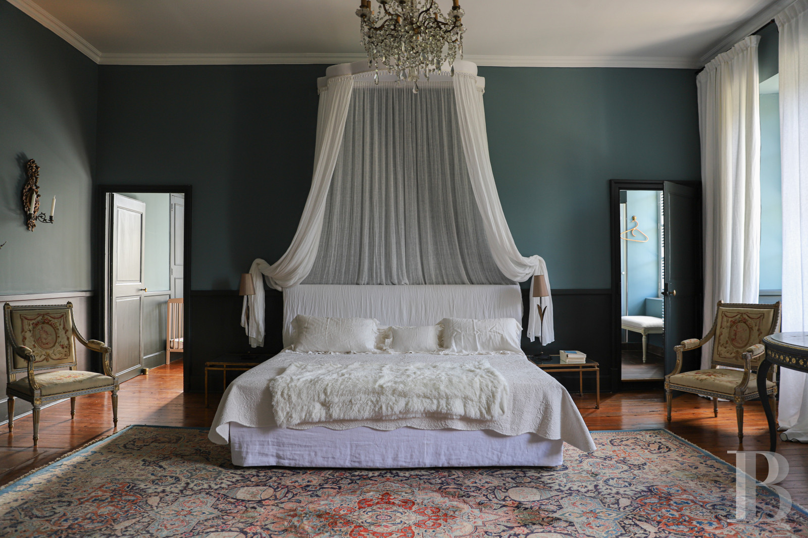 An 18th century chateau surrounded by trees and hills in the Lot valley - photo  n°25